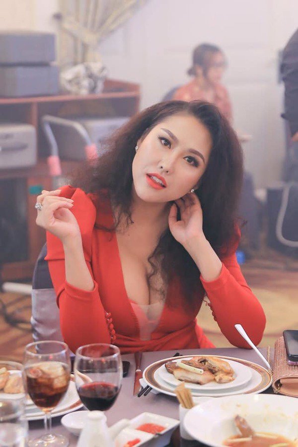 Thân hình có thể bốc lửa chứ gương mặt của Phi Thanh Vân đã lộ rõ dấu hiệu tuổi tác - 1