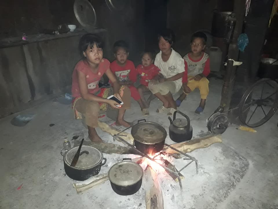 Mẹ dân tộc chửa đẻ liên tục suốt 20 năm, sinh con thứ 13 xong ngậm ngùi cho đi - 2