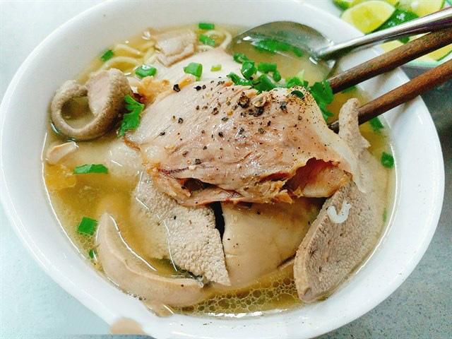 Có gì trong quán hủ tiếu mì lúc nào cũng nườm nượp khách suốt 60 năm qua tại Sài Gòn?