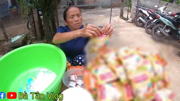 ba tan vlog bi to gian doi khi nau chao cho tre, dan mang yeu cau &#34;ngung tham lam&#34; - 1