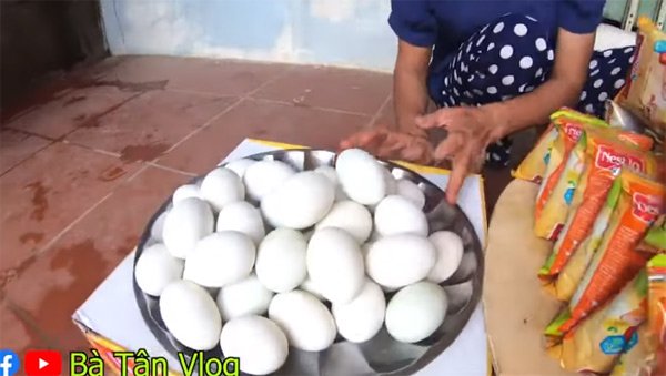 Bà Tân Vlog bị tố gian dối khi nấu cháo cho trẻ, dân mạng yêu cầu amp;#34;ngừng tham lamamp;#34; - 2
