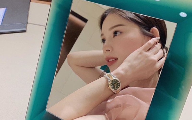 Mới đây Linh Rin cũng không kìm được hạnh phúc chia sẻ món quà xa xỉ mà bạn trai thiếu gia vừa tặng: Chiếc đồng hồ Rolex trị giá 350 triệu đồng.
