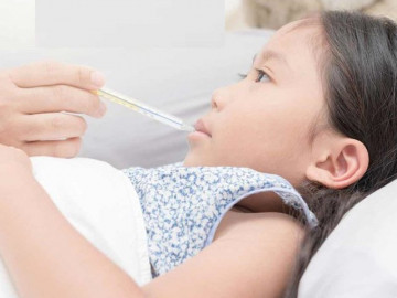 Trẻ sốt 38 độ phải làm gì?