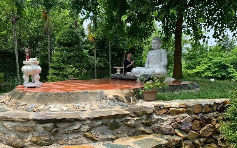 Ngoài khu nhà chính, ngôi nhà còn có một khoảng riêng đặt tượng Phật để chủ nhà có thể ngồi thiền tĩnh tâm dưới gốc cây bồ đề. 

