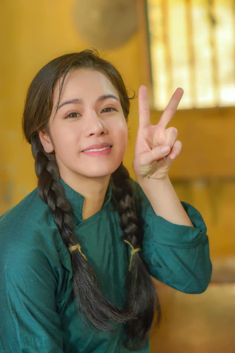 Đăng ảnh hậu trường tình tứ bên cậu Ba, Thị Bình để lộ mặt mộc không tì vết - 1