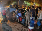 Tin tức - Nước sinh hoạt ô nhiễm, 0h đêm người dân Hà Nội lỉnh kỉnh xô chậu đợi lấy nước sạch