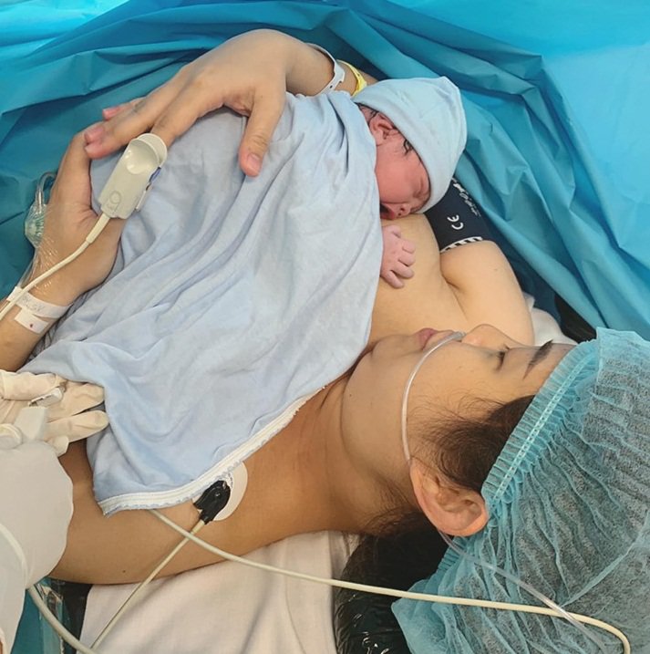 sinh xong khong biet con la trai hay gai, me sai gon muon nhay ngay xuong khoi ban mo de - 7