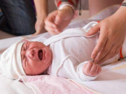 Làm mẹ - Trẻ sơ sinh khóc đêm ảnh hưởng tới sức khỏe của bé như thế nào?