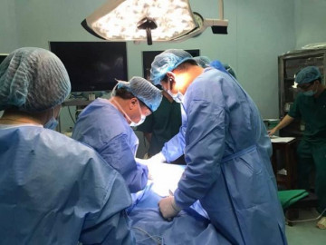 Bé trai 3 tuổi mắc ung thư tuyến giáp di căn, biểu hiện ban đầu rất nhiều trẻ gặp phải