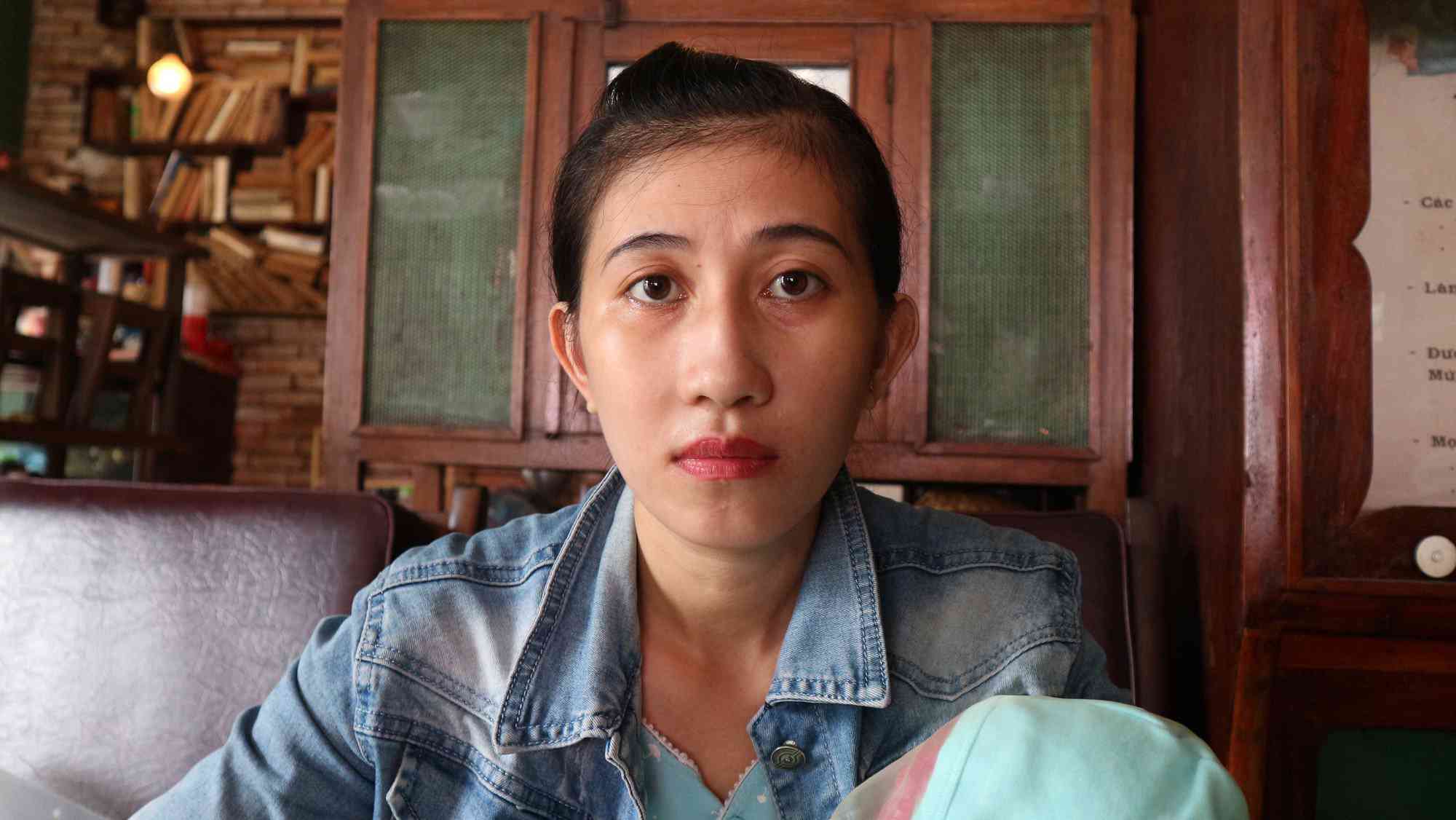 Tình cảnh khốn cùng của người phụ nữ đang ngủ với chồng bị 4-5 cuộc điện thoại gọi amp;#34;đi kháchamp;#34; - 1