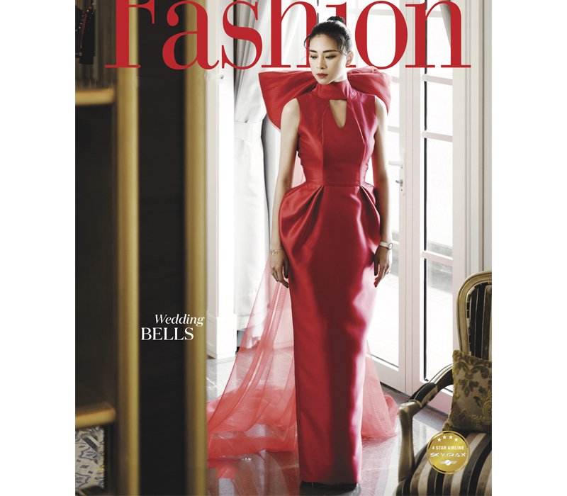 Ngô Thanh Vân cũng từng xuất hiện trên bìa tạp chí Heritage hồi tháng 09 với bộ váy có phom dáng ấn tượng này. Dường như sắc vóc 'vạn người mê' của cô càng được phô diễn trọn vẹn hơn trong mẫu đầm đỏ của NTK Phương My. 

