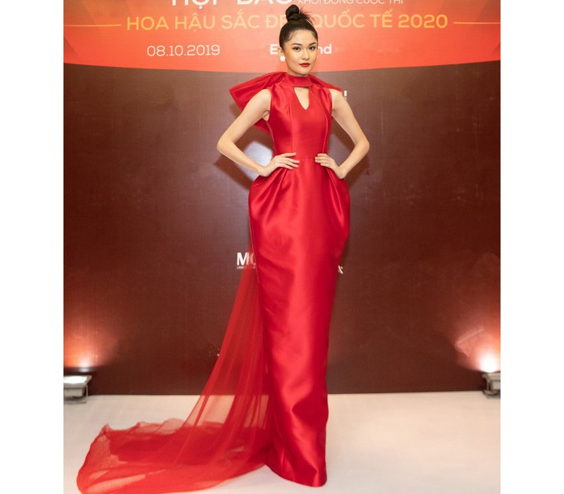 Ngay tại nước nhà, mẫu váy lọt top 10 thiết kế váy cưới đẹp nhất cũng từng được các mỹ nhân Vbiz lăng xê tích cực. Á hậu Thùy Dung từng mặc bộ cánh này trong sự kiện họp báo Hoa hậu Sắc đẹp thế giới 2020.
