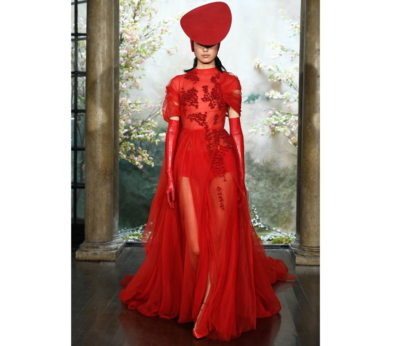 Thiết kế váy đỏ cầu kì, được xếp voan tinh tế mang sắc đỏ giúp cho cô dâu toát lên vẻ đẹp quyến rũ và đậm chất cá tính trong ngày cưới. 
