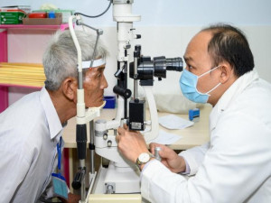 Bệnh đục thủy tinh thể ở người già và cách phòng tránh