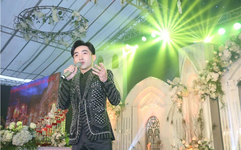 Quán quân Thần tượng Bolero Trung Quang đang say mê hát tại siêu đám cưới.
