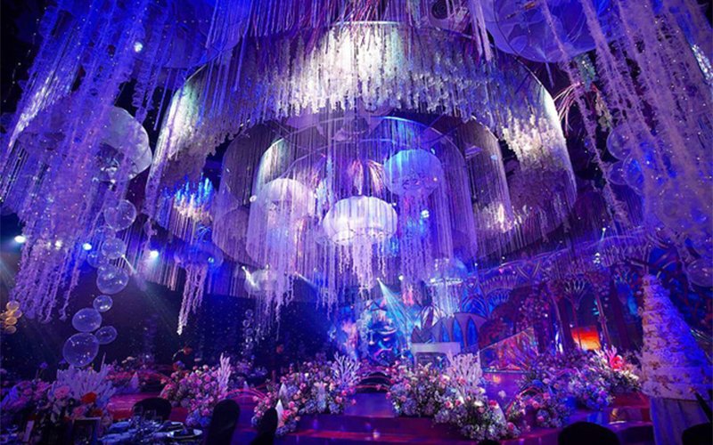 Không gian tiệc cưới được trang trí theo concept thuỷ cung. Ngoài ra, thực đơn đãi khách trong đám cưới cũng toàn những món sang chảnh.
