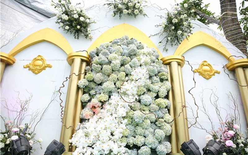 1. Siêu đám cưới ở Hưng Yên mời ca sĩ Đan Trường về hát

Tháng 4/2019, dân tình lại phát sốt trước một siêu đám cưới ở Hưng Yên. Toàn bộ rạp cưới đều được dựng tại tư gia của cô dâu, có không gian rộng 1500m2. Tất cả đều được trang trí bằng 100% hoa tươi.

