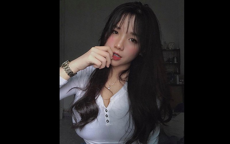 Trúc Thanh (sinh năm 2002, ở Vũng Tàu) là hot girl thế hệ 2K đình đám trên mạng xã hội thời điểm hiện tại. Cô nàng sở hữu vẻ đẹp ngọt ngào và có chút cá tính, nóng bỏng được nhiều bạn trẻ yêu mến.
