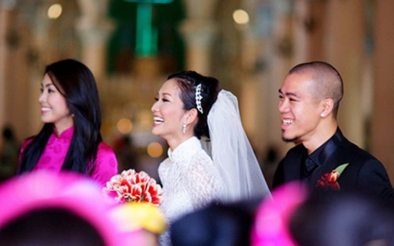 Kim Hiền và DJ Phong yêu nhau 6 năm và sống chung, có với nhau một cậu con trai kháu khỉnh - bé Sonic. Cho đến năm 2010, cặp đôi mới quyết định tổ chức lễ cưới, thế nhưng chỉ sau 2 tháng thành vợ chồng hợp pháp Kim Hiền và DJ Phong đã ly hôn.
