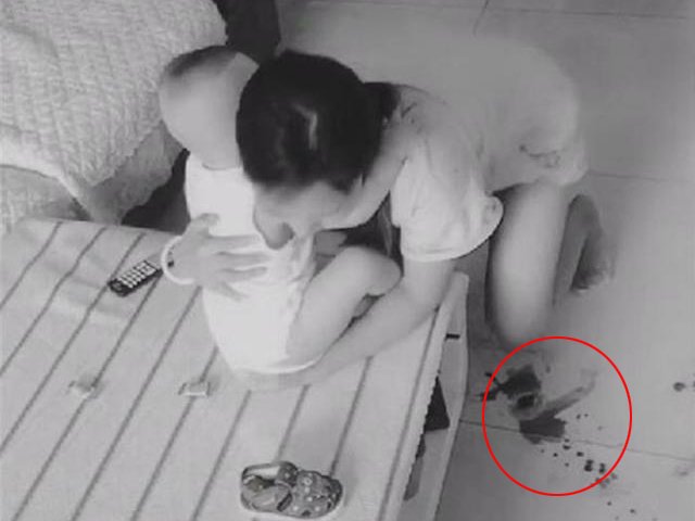 Mẹ lạnh nhạt, bố đặt camera trong nhà rồi bật khóc khi thấy cảnh vợ chăm con