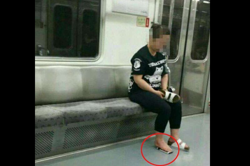 Nhìn thấy cảnh này trên tàu điện ngầm, bạn sẽ làm gì? Cô ấy say tới mức không còn phân biệt được đâu là dép, đâu là điện thoại rồi kìa!



