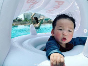 Làm mẹ - Khoe vẻ ngộ nghĩnh của con nhưng hành động người mẹ diện bikini lấp ló phía sau gây chú ý