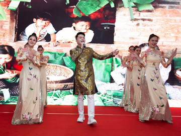 Nam Cường lặng lẽ bán quần áo cũ suốt 5 năm để giúp trẻ cơ nhỡ vào dịp Tết