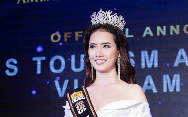 Đầu năm nay, Hoa hậu Đại sứ Du lịch Thế giới 2018 Phan Thị Mơ bất ngờ chia sẻ được bạn trai doanh nhân về tận quê nhà ở Tiền Giang tặng nhẫn kim cương nhân ngày Valentine.
