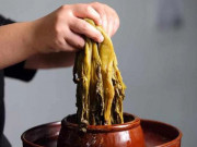 Bếp Eva - Muối dưa chỉ cần thêm chút nước này, dưa sẽ vàng ruộm, giòn ngon, không lo khú hỏng