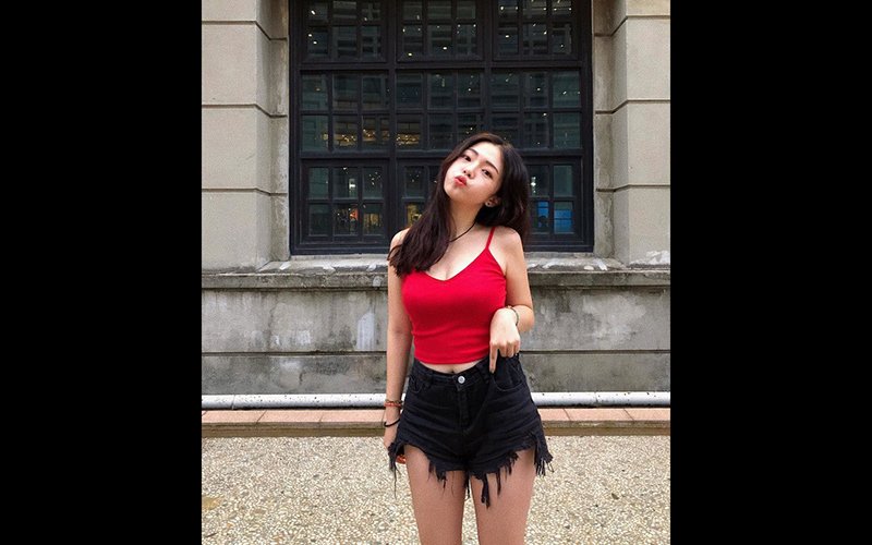 Ngày thường mỗi khi đi học hay đi làm thì những chiếc áo crop top ngắn cùng quần short 5cm khoe chân luôn là trang phục yêu thích nhất của hot girl Trần Hồng. 
