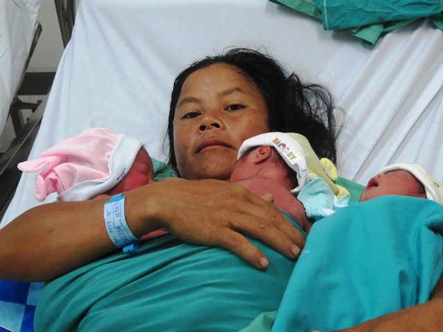 Siêu âm mang bầu đôi, mẹ Quảng Nam ngớ người khi sinh ra 3 con