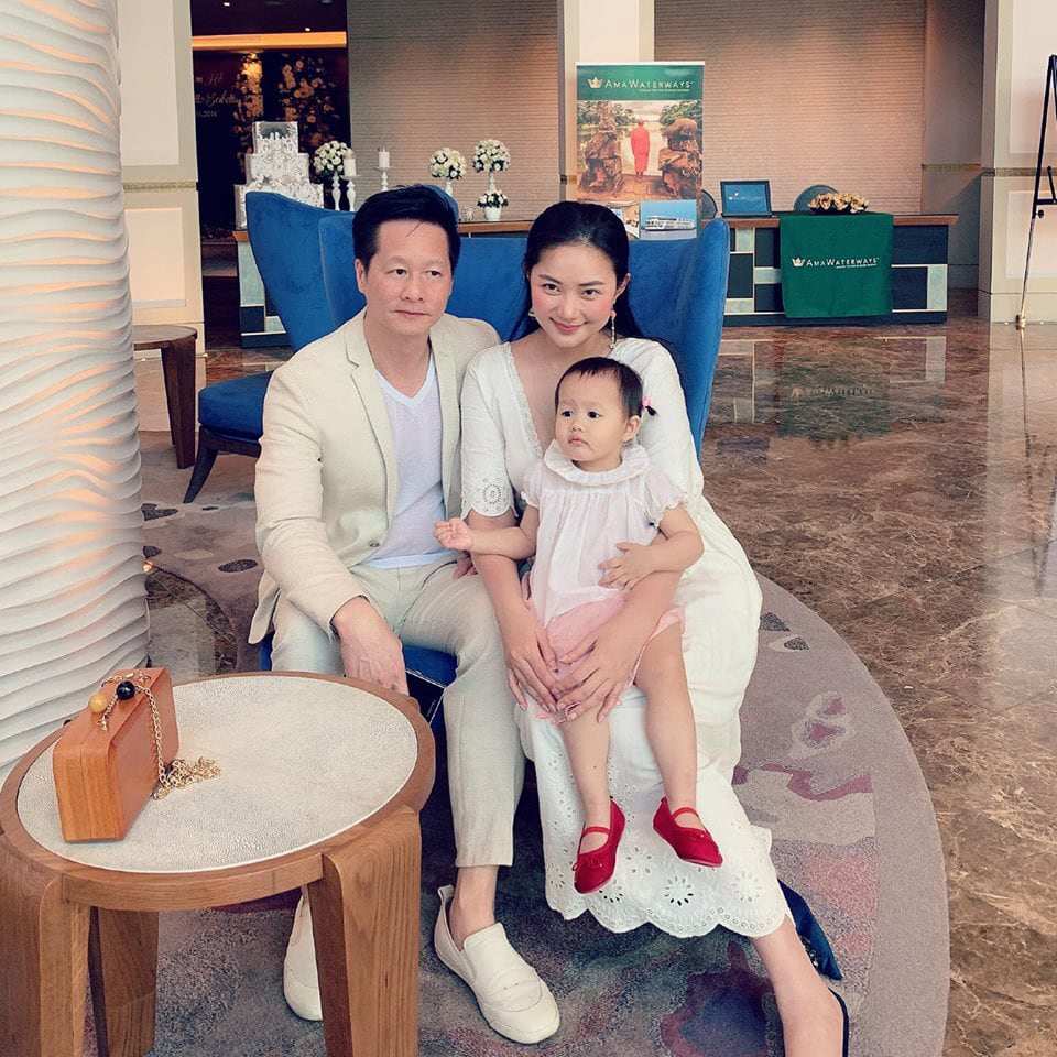 Đâu chỉ vào bếp nấu ăn, chồng đại gia của Phan Như Thảo còn khéo diện đồ đôi chiều vợ - 2