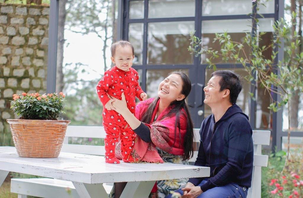 Đâu chỉ vào bếp nấu ăn, chồng đại gia của Phan Như Thảo còn khéo diện đồ đôi chiều vợ - 1