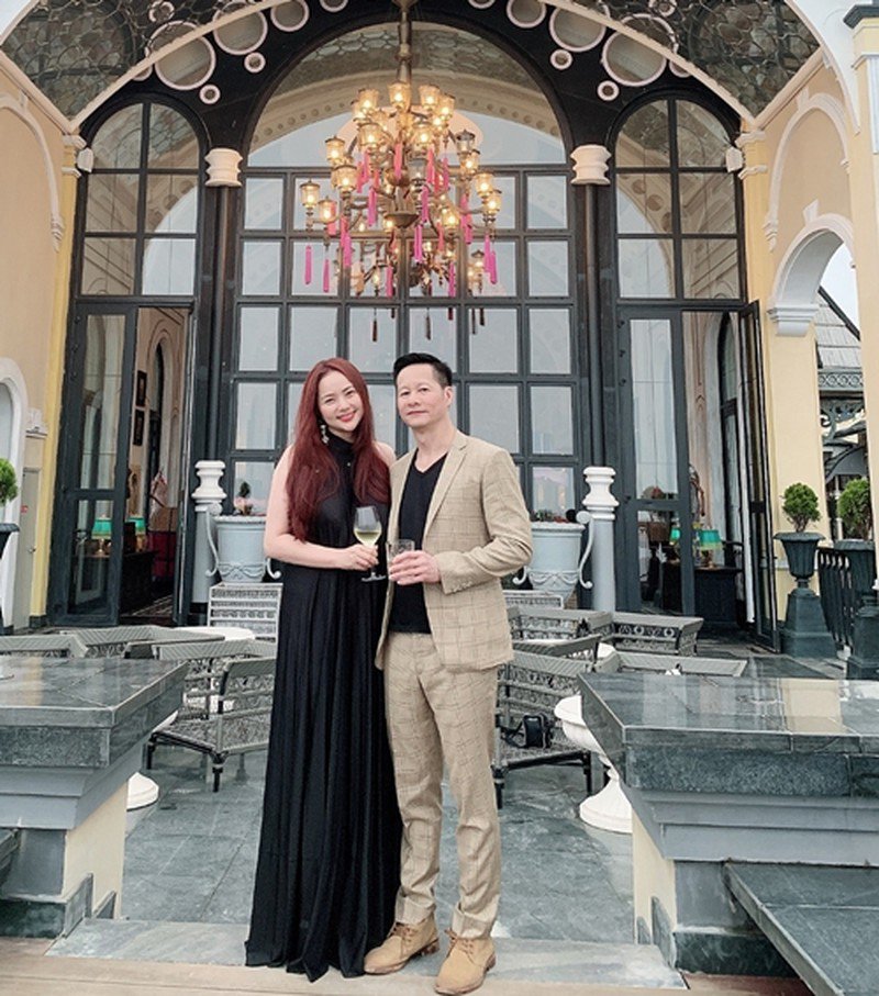 Đâu chỉ vào bếp nấu ăn, chồng đại gia của Phan Như Thảo còn khéo diện đồ đôi chiều vợ - 9
