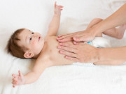 Làm mẹ - 6 cách xử trí tình trạng trẻ sơ sinh đánh hơi nhiều nhưng không đi ngoài
