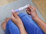 Bà bầu - Người yêu nói vô sinh "quan hệ" không cần bao cao su, cô gái giật mình thử que 2 vạch