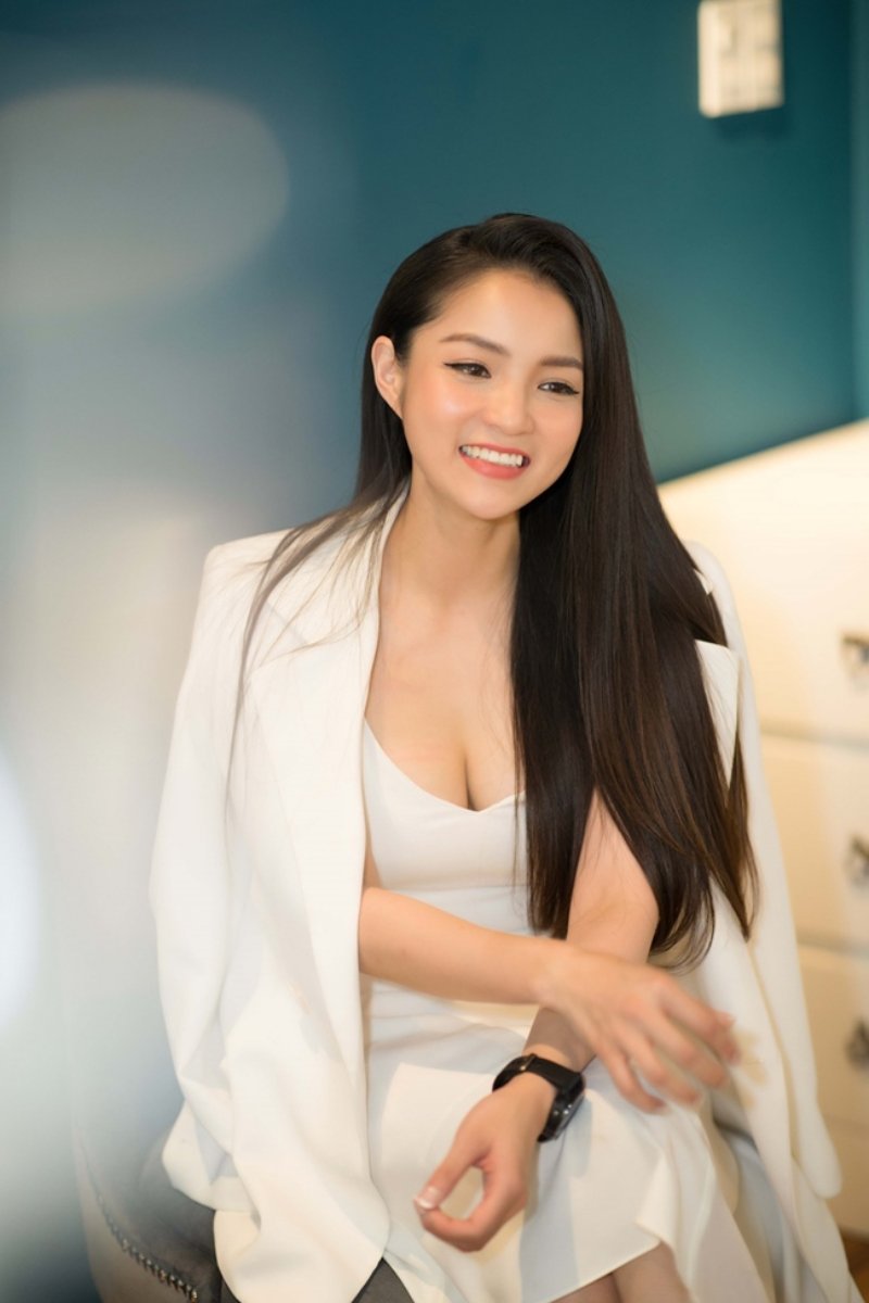 Không chỉ nỗ lực thoát mác hot girl, Thủy Top giờ đây còn trở thành một nhà kinh doanh tài năng. Nhan sắc của cô được nhận xét ngày càng đẹp, mặn mà, sắc sảo và trưởng thành hơn ở tuổi 30.
