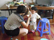 Làm mẹ - Cháu 7 tháng lười ăn, bà nội xúc lại ăn lia lịa, mẹ biết lý do thì khóc vì tức