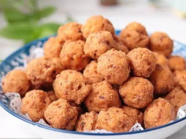 Con dâu thò tay bóp nát đậu phụ, mẹ chồng nổi giận, lúc nhìn mâm cơm thì ngượng chín mặt