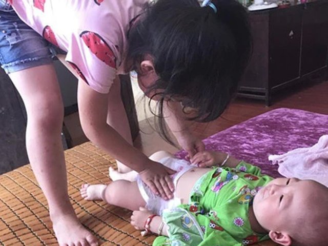 Bé gái 5 tuổi ném em sơ sinh từ tầng 5 vì câu nói amp;#34;Mẹ cho em ra rìa rồiamp;#34; - 1