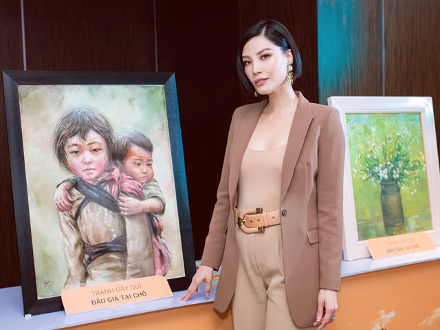 Vũ Cẩm Nhung ủng hộ 250 triệu đồng xây 8 căn nhà chống lũ ở Quảng Nam