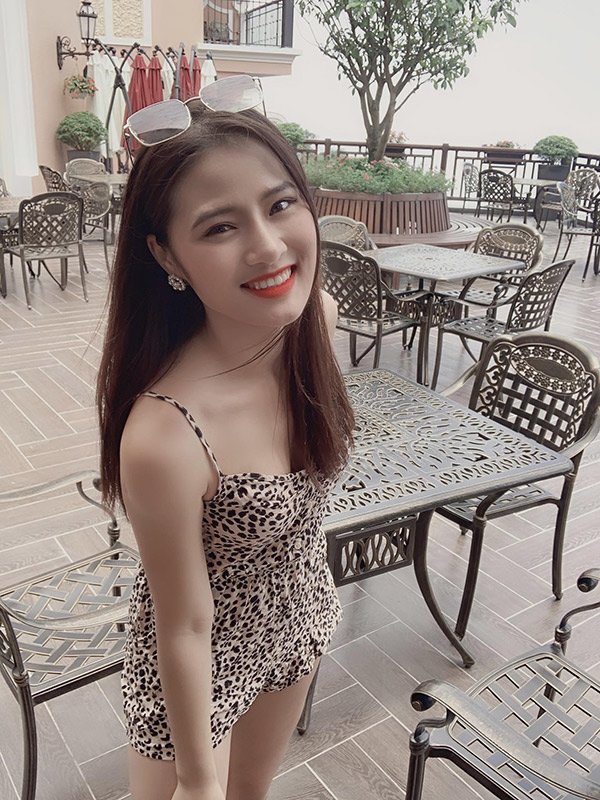 Cô giáo trẻ trong ảnh chụp trộm ở phố đi bộ ngoài đời cực phẩm, còn làm MC - 12