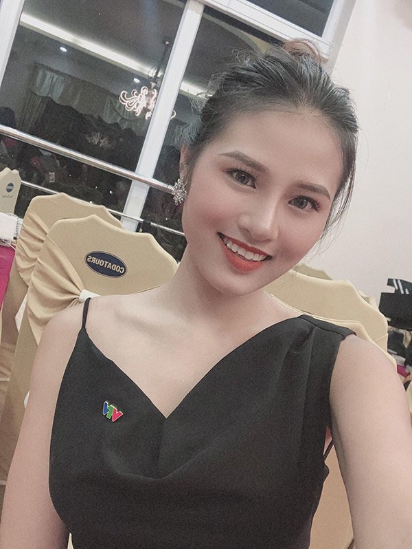 Cô giáo trẻ trong ảnh chụp trộm ở phố đi bộ ngoài đời cực phẩm, còn làm MC - 5