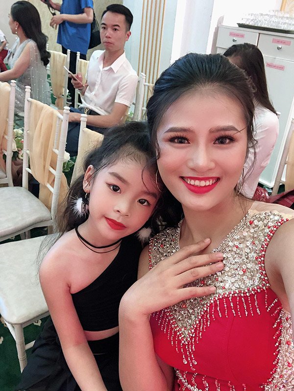 Cô giáo trẻ trong ảnh chụp trộm ở phố đi bộ ngoài đời cực phẩm, còn làm MC - 8