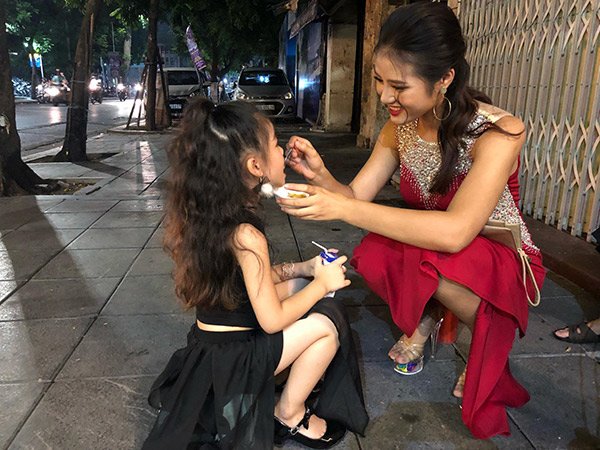 Cô giáo trẻ trong ảnh chụp trộm ở phố đi bộ ngoài đời cực phẩm, còn làm MC - 7