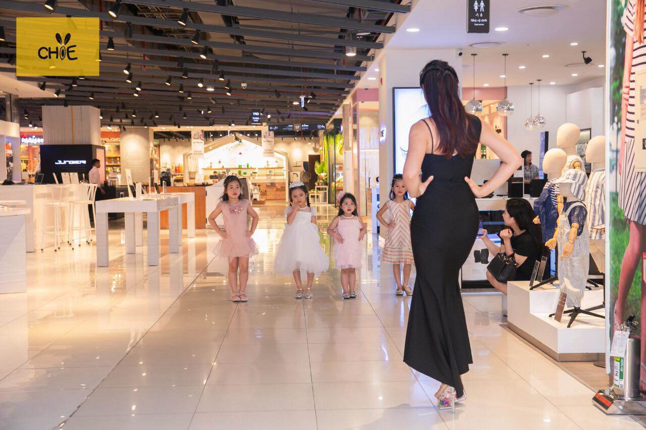 Cô giáo trẻ trong ảnh chụp trộm ở phố đi bộ ngoài đời cực phẩm, còn làm MC - 10