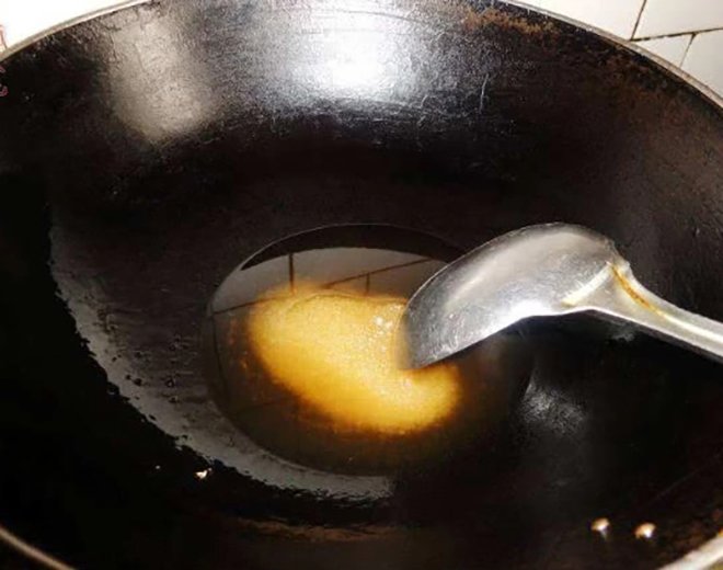 Nấu nước hàng, đừng chỉ cho mỗi đường, thêm chút này nước hàng sẽ vàng óng, thơm ngon - 3