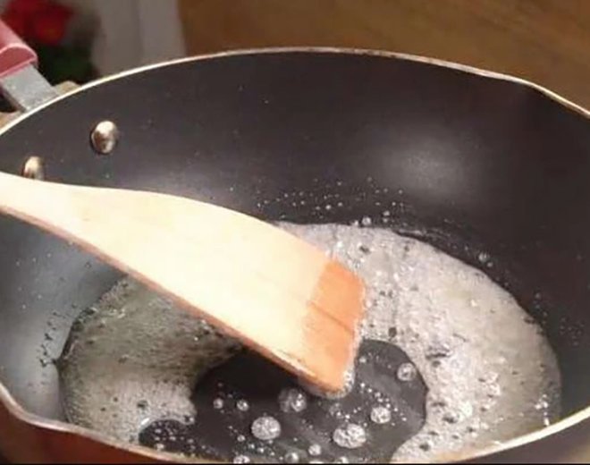 Nấu nước hàng, đừng chỉ cho mỗi đường, thêm chút này nước hàng sẽ vàng óng, thơm ngon - 5