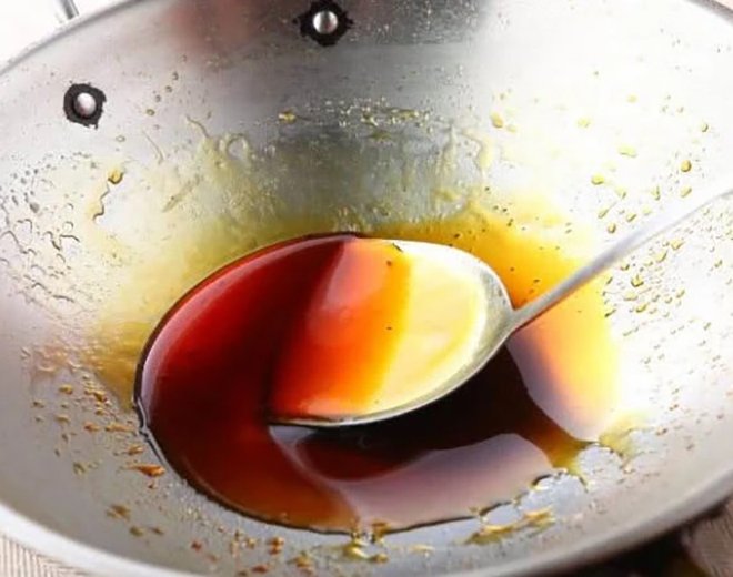Nấu nước hàng, đừng chỉ cho mỗi đường, thêm chút này nước hàng sẽ vàng óng, thơm ngon - 7