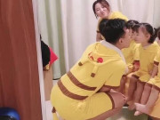 Làm mẹ - Ông bố được 4 con gái thưởng hôn sau khi cần mẫn rửa chân, đến lượt vợ thì "ngã ngửa"